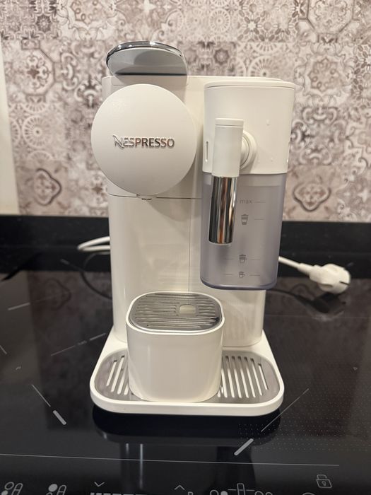Máquina de Café DELONGHI Nespresso Lattissima One Evo EN510.W Branco