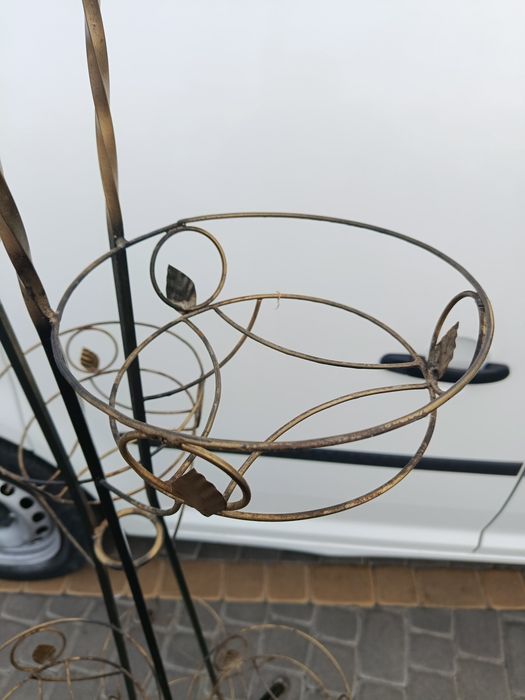 Металическая подставка для цветов