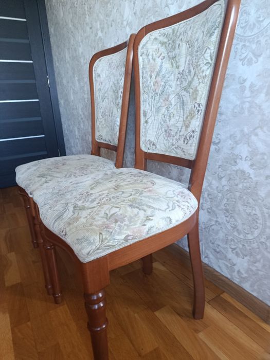 Стільці з високою спинкою, журнальний столик.