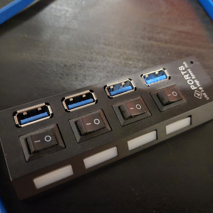Hub USB 3.0 4 cztery porty osobne włączniki wyłączniki czarny