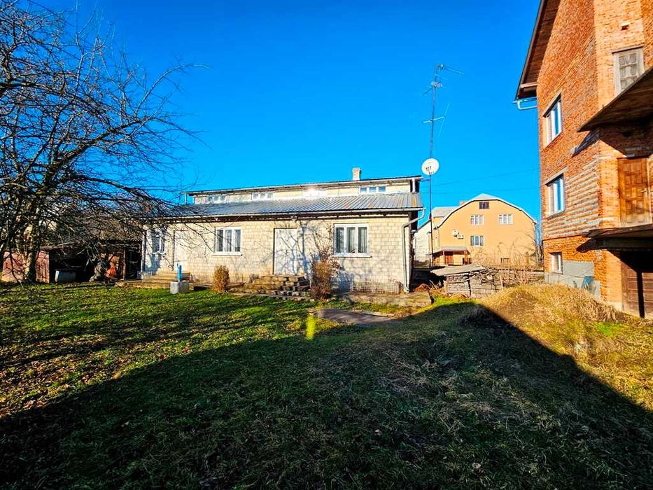 Продається добротний цегляний будинок з гаражем та літньою кухнею...