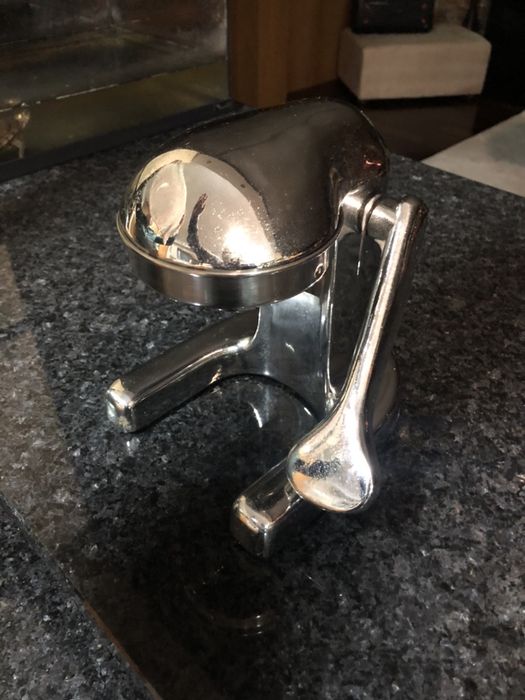 Manual orange squeezer426580408355399682