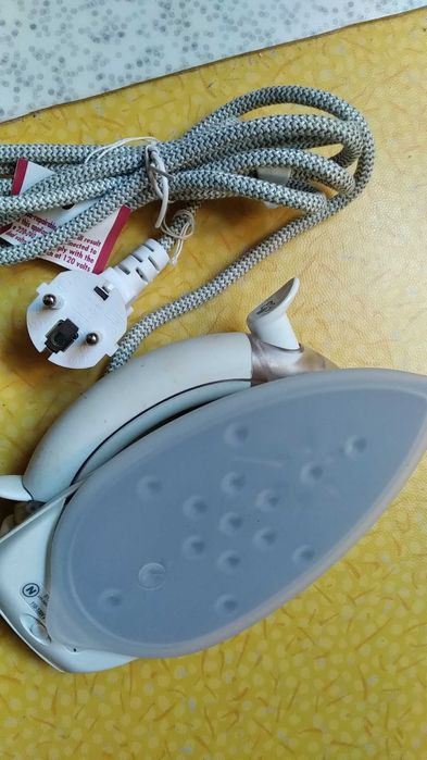 Ferro de engomar ideal para viagem portátil Kenwood compacto