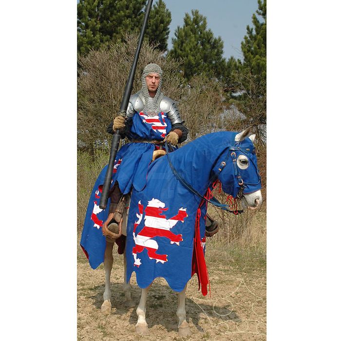Traper konny. surkot rycerski i sztandar