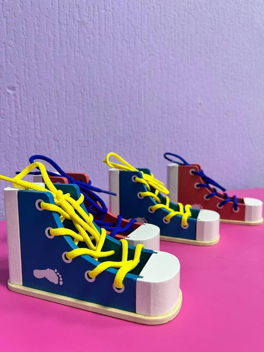 Тренажер шнурівка. Дерев'яний кед.