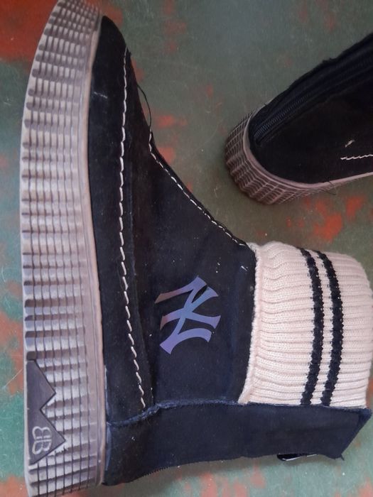 Продам сапожки -ботинки женские,натуральная замша.