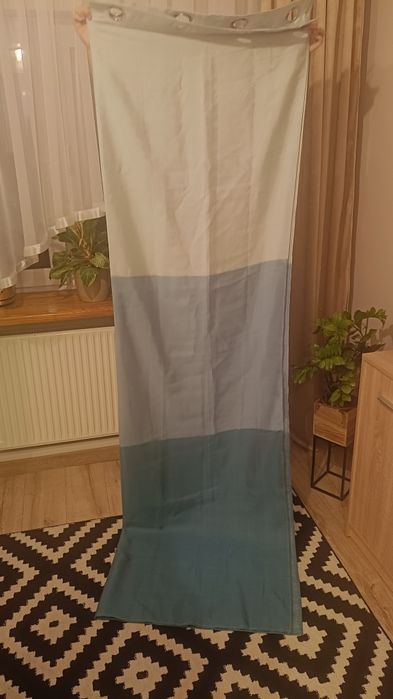 Zasłony trzy kolorowe.