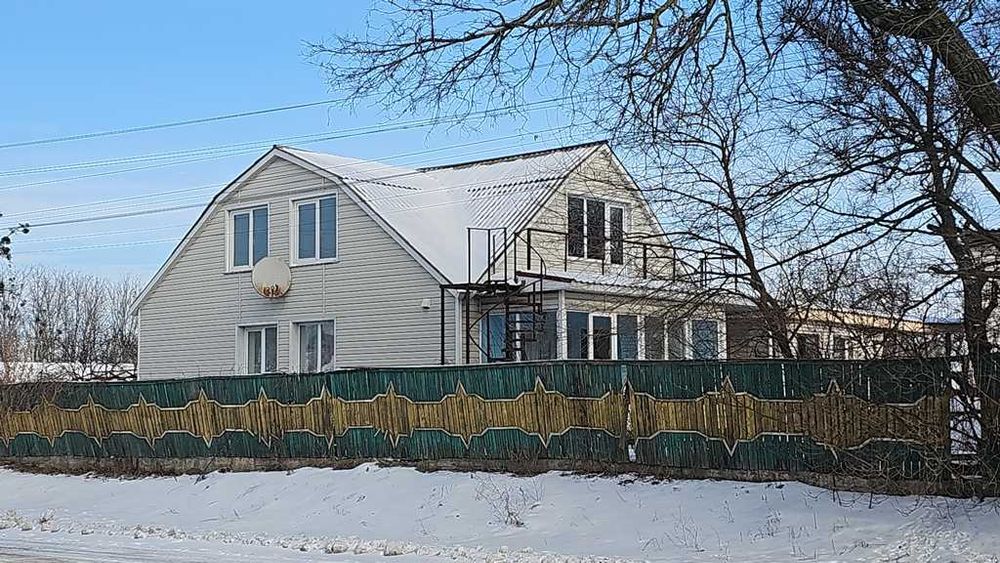 Яготин, центр, великий двір і два будинки.