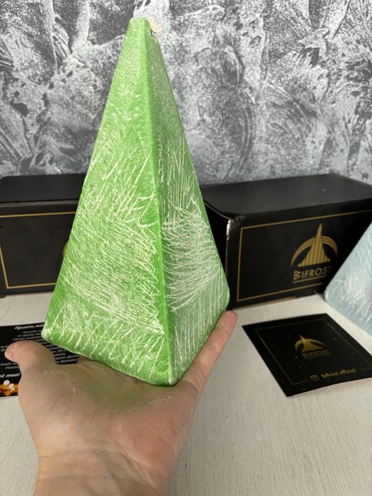 Свічка у формі піраміди від бренду Bifrost