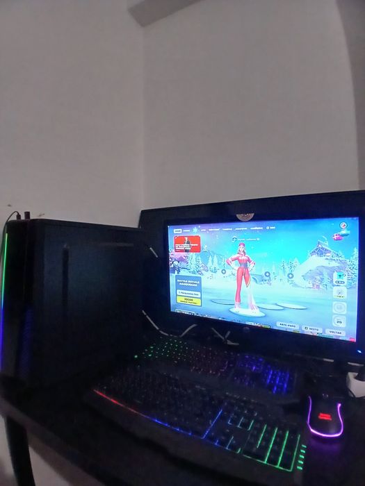 Setup Gamer Completo – PC Desktop + Teclados + Mouse + Monitor –