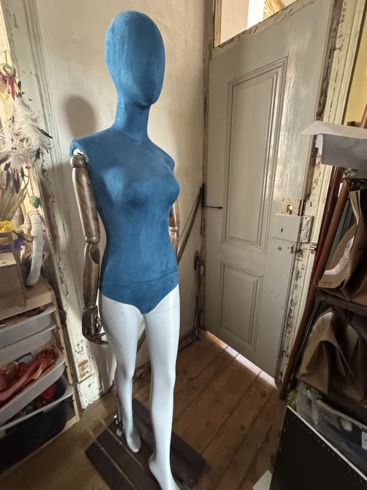 Manequim com braços madeira e base