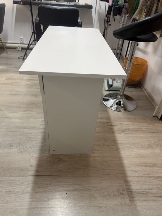 Biurko dla manikiuru