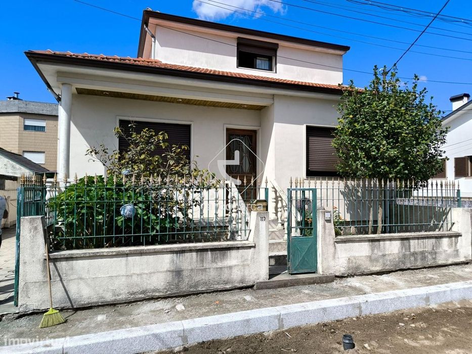 Moradia com 3 frentes e anexo T0 – Oportunidade Única