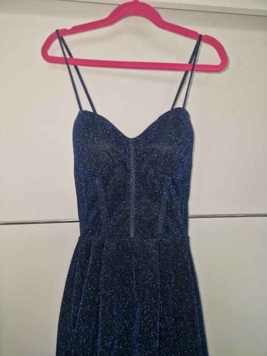 Granatowa błyszcząca sukienka balowa, wieczorowa