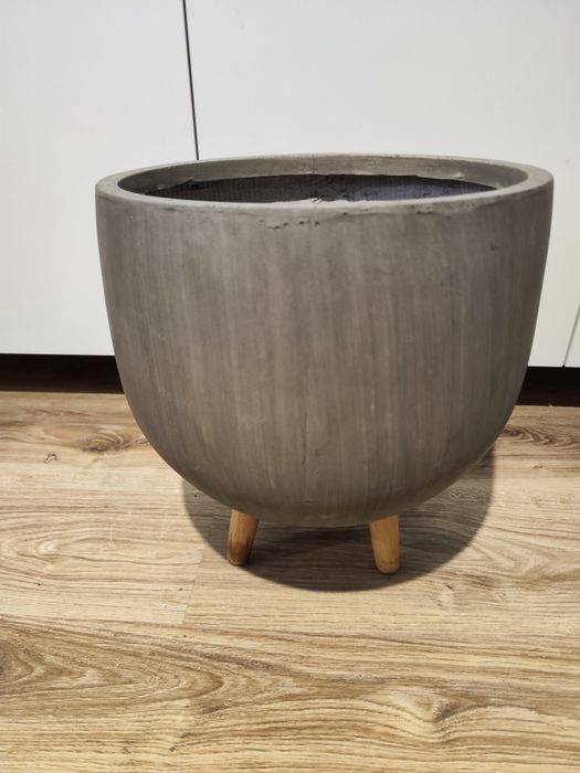 Donica betonowa na nóżkach szara 36x39 cm