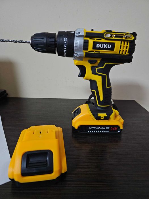 Ударний шуруповерт DeWALT DUKU DCD796  з набором інструментів
