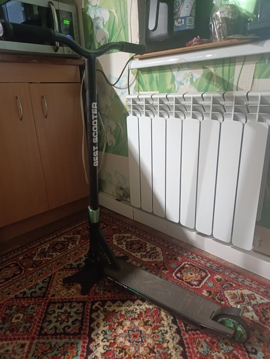 Трюковый самокат с подставкой.