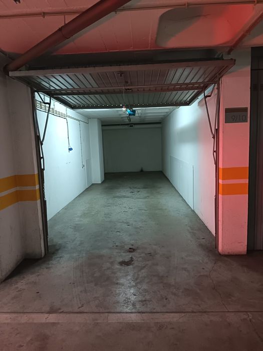 Garagem/Box Grande para Arrendar – Ideal para 2 Carros!