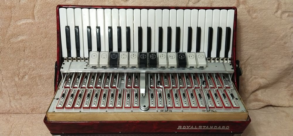 Повний 4/4 акордеон Royal Standard Montana 11+4.