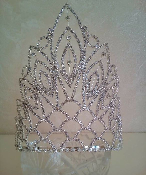 Блискучі тіари, корони, діадеми