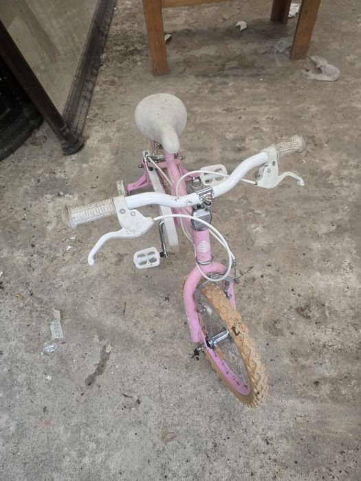 Bicicleta de criança com rodas de apoio
