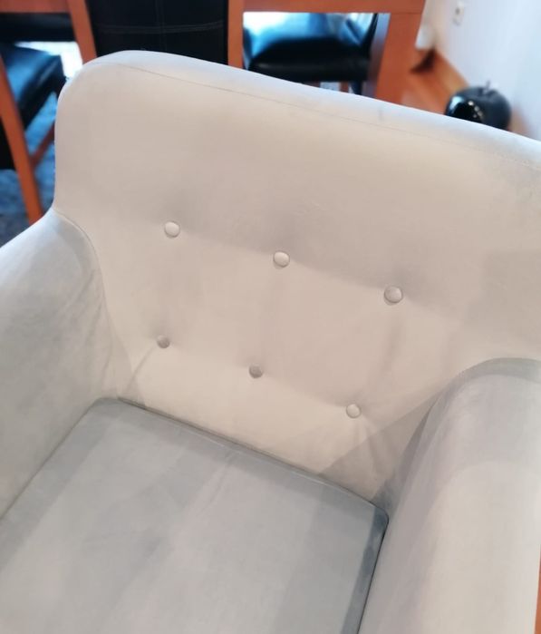 Cadeirão em tecido cinza aveludado