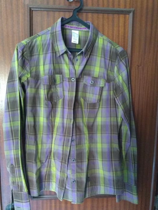 Camisa branca e de xadrez