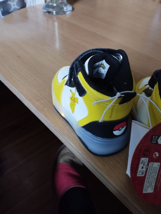 Buty rozmiar 23 ze świecącą podeszwą