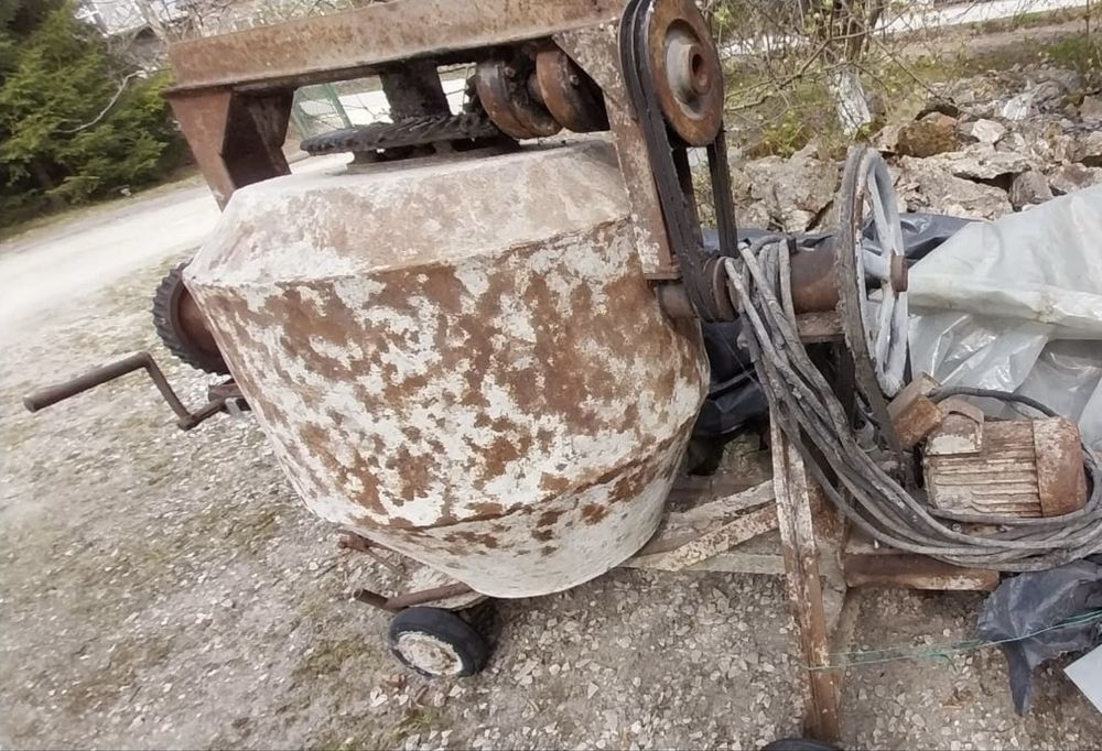 Sprzedam Betoniarkę na siłę - 300 l , trójfazowa,  moc silnika -2,2 kW