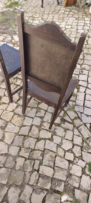 Cadeiras antigas em cabedal