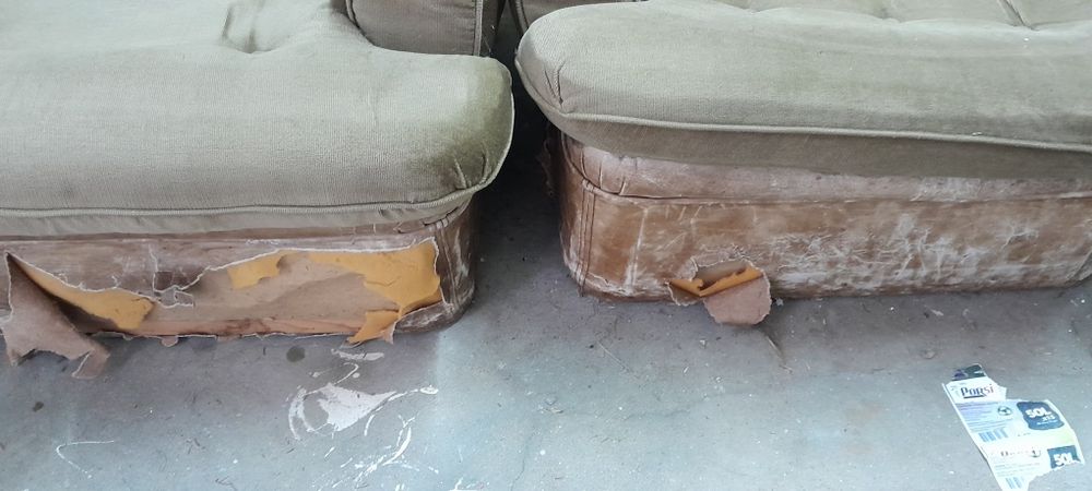 Dá-se Sofás vintage para restaurar