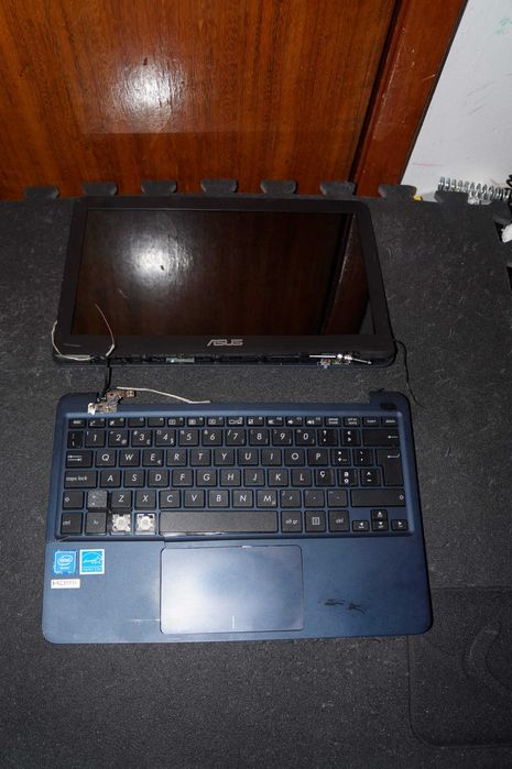 Asus "EeeBook" X206H: 1 euro