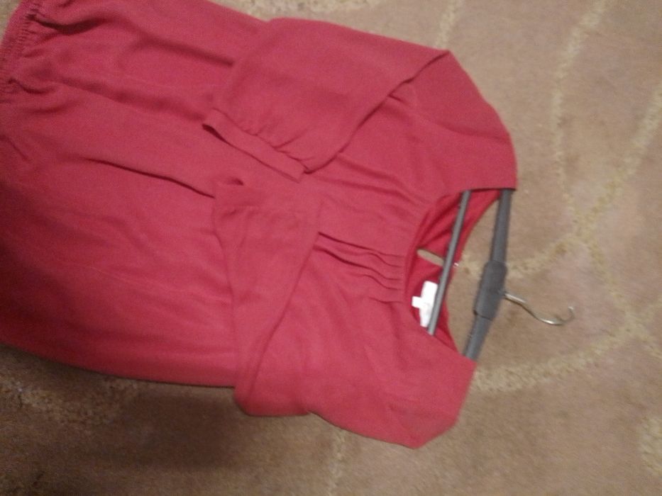 Blusa vermelha tipos seda com manga comprida e forro