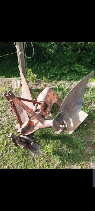 Vende se trator com alfaias