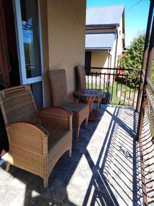 Dom nad jeziorem z jacuzzi ogrodowym .