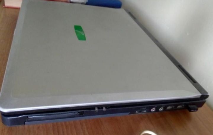 Ноутбук roverbook (windows 7) + нова батарея + зарядне
Дуже якісний гу