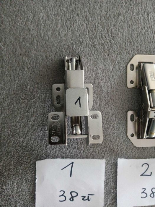 Zawiasy frontów szafek przyczepa kempingowa, kamper