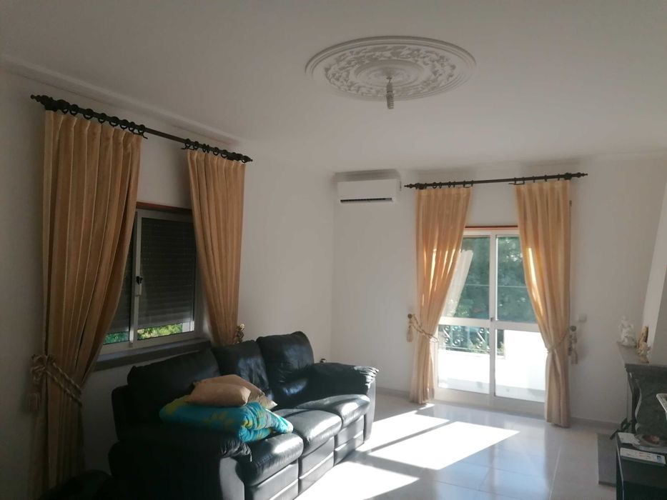 Arrenda-se quartos em apartamento T2 mobiliado ou apartamento na totalidade com todas condições mais ar condicionado em todos os quartos.