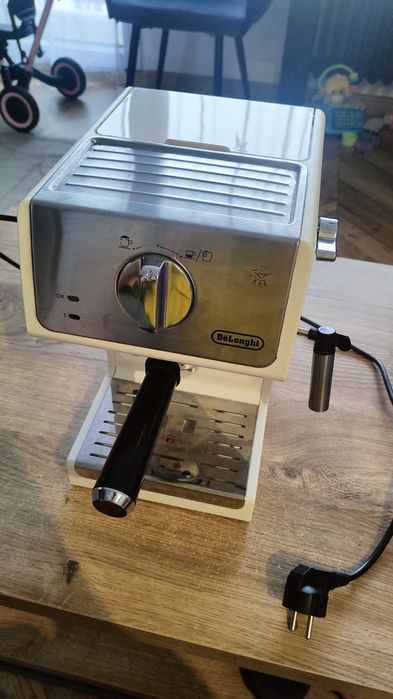 Kolbowy ekspres ciśnieniowy De'Longhi ECP33.21. Biały