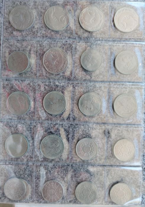 Caderneta com 21 Moedas de 20, 25 e 50 Escudos, das últimas décadas da República (anos 70, 80 e 90)