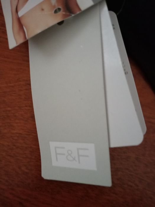 Nowe czarne stringi.