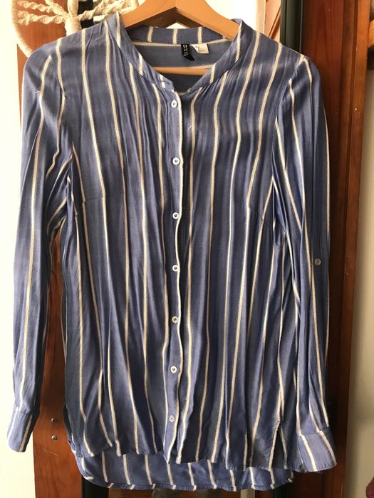 Camisa azul e branca mulher