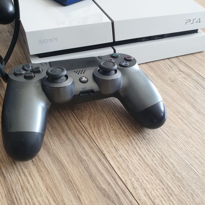 PS4 (biała, 500 GB) + 3 pady + stacja ładująca