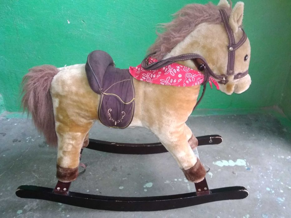 Лошадка качалка импортная мягкая
