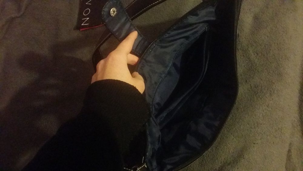 Czarna torba klasyczna na regulowanym pasku NOWA