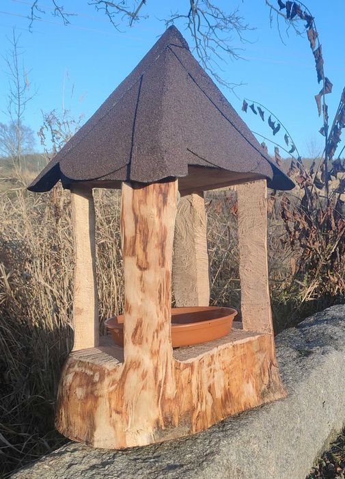 Unikatowy Karmnik Monolit – Rękodzieło z kłody sosnowej