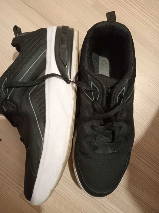 Жіночі кросівки в доброму стані як нові один раз обуті.