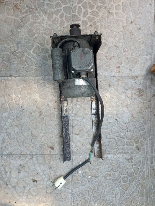 Motor elétrico 0,5 HP.