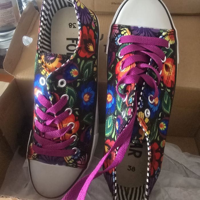 Nowe trampki lowickie.  Rozmiar 38. Wygodne i kolorowe. Idealne do nos