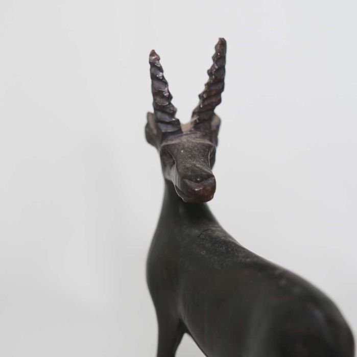 Figura de gazela em pau-preto